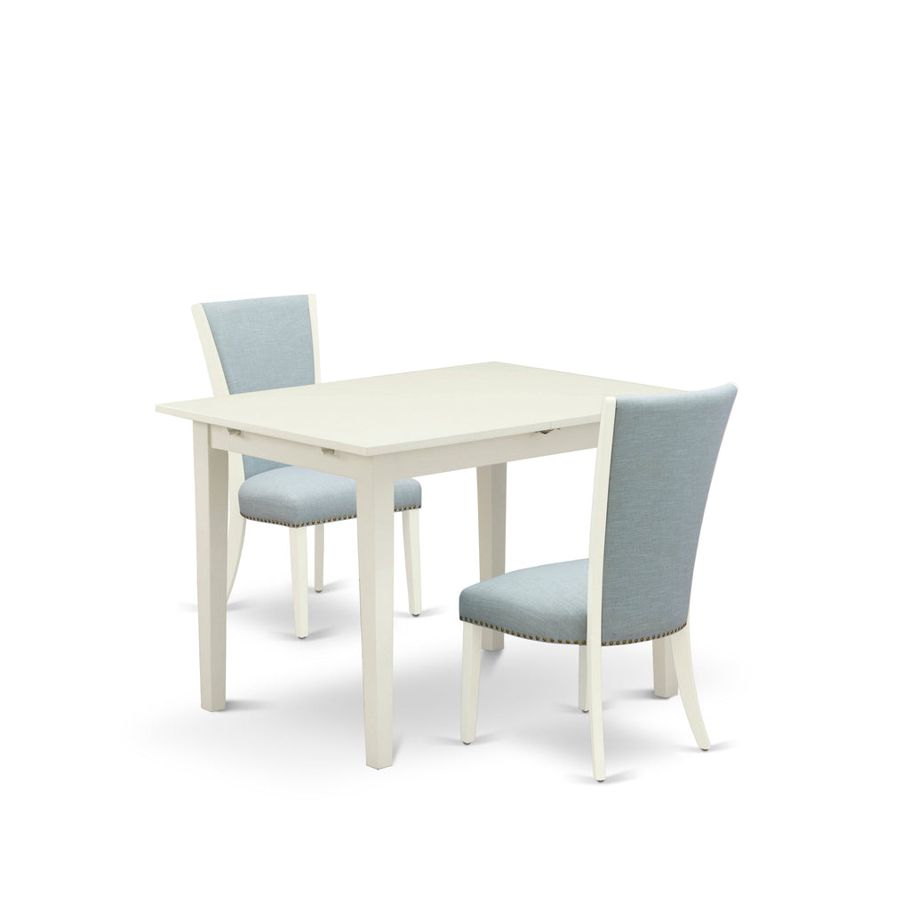 Juego de mesa de comedor de 3 piezas NFVE3-WHI-15 de East West Furniture. Incluye una mesa de cocina rectangular con diseño de hojas de mariposa y dos sillas Parson de tela de lino azul bebé.