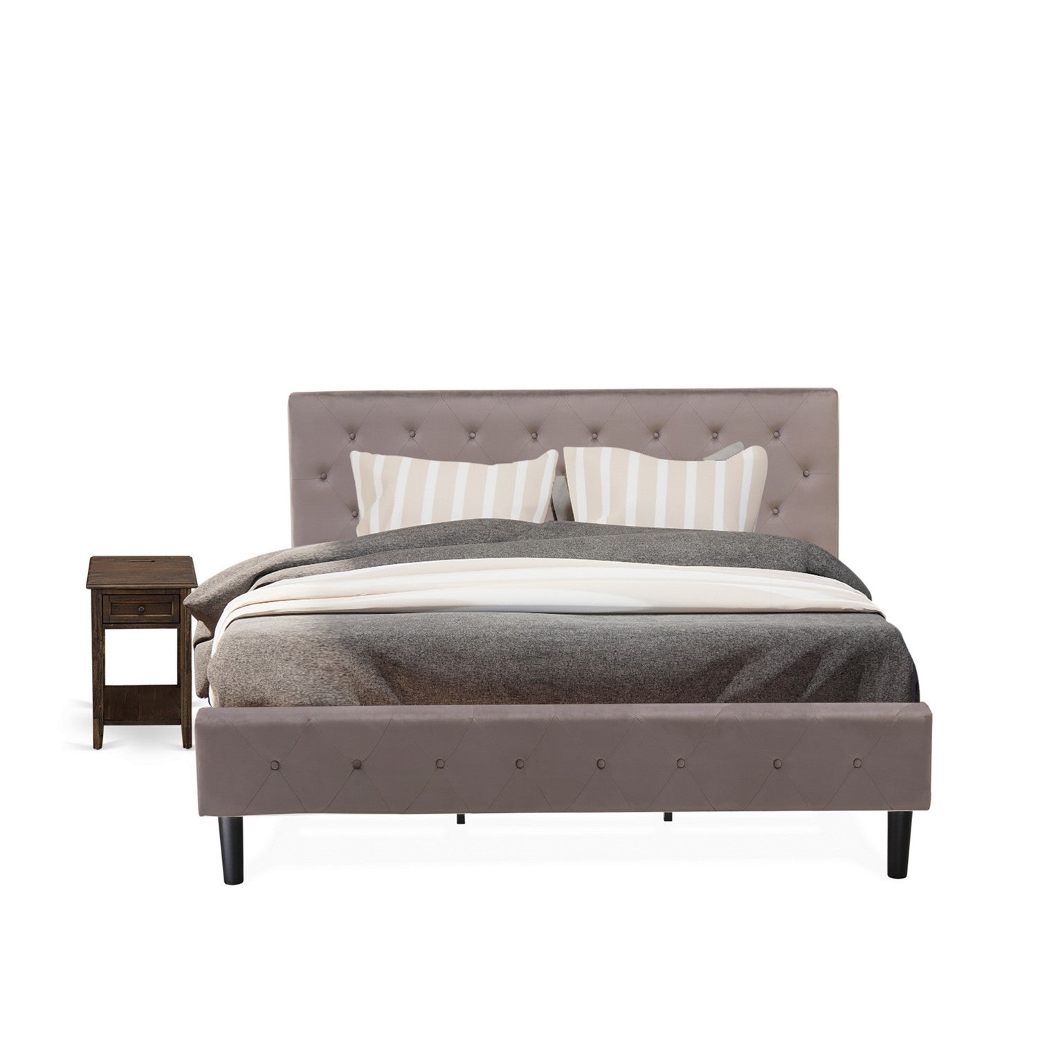 Juego de dormitorio de 2 piezas East West Furniture NL14K-1DE07 con cama tamaño king, estructura de cama con botones capitoné, cabecera tapizada en terciopelo marrón topo y mesita de noche con acabado jacobino envejecido.
