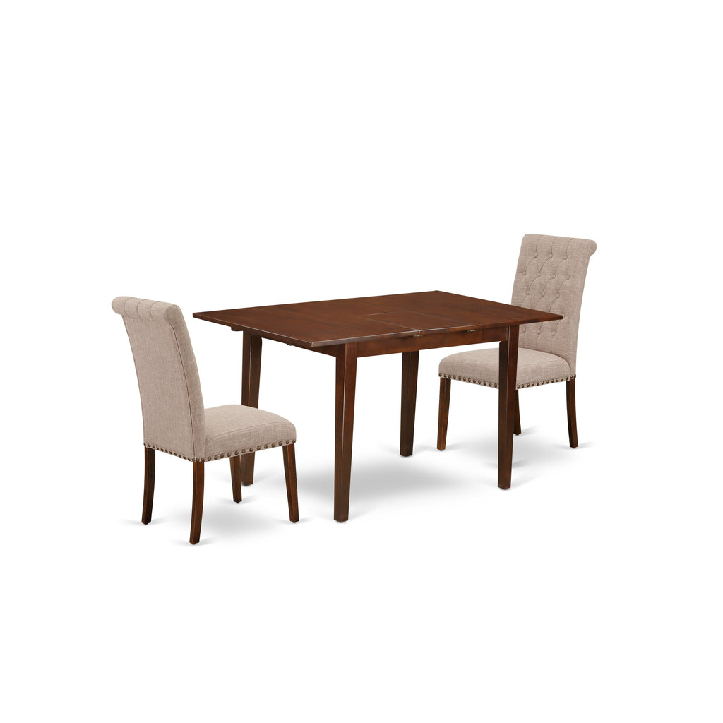 Juego de mesa de comedor de 3 piezas East West Furniture NOBR3-MAH-04. Incluye una mesa de cocina rectangular con diseño de hojas de mariposa y dos sillas Parson de tela de lino color tostado claro.