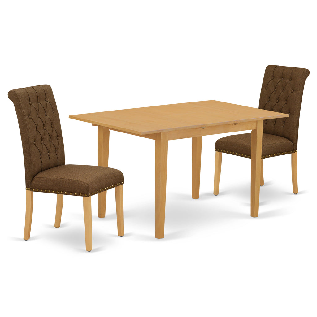 Juego de comedor de 3 piezas East West Furniture NOBR3-OAK-18 que incluye una mesa de comedor rectangular con hojas de mariposa y 2 sillas tapizadas en tela de lino marrón.