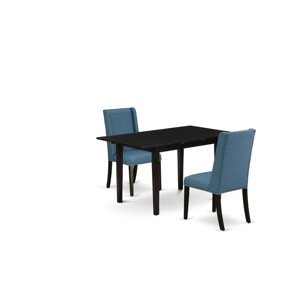 Juego de mesa de comedor moderna de 3 piezas East West Furniture NOFL3-BLK-21. Incluye una mesa rectangular de madera con diseño de hojas de mariposa y dos sillas tapizadas en tela de lino azul.