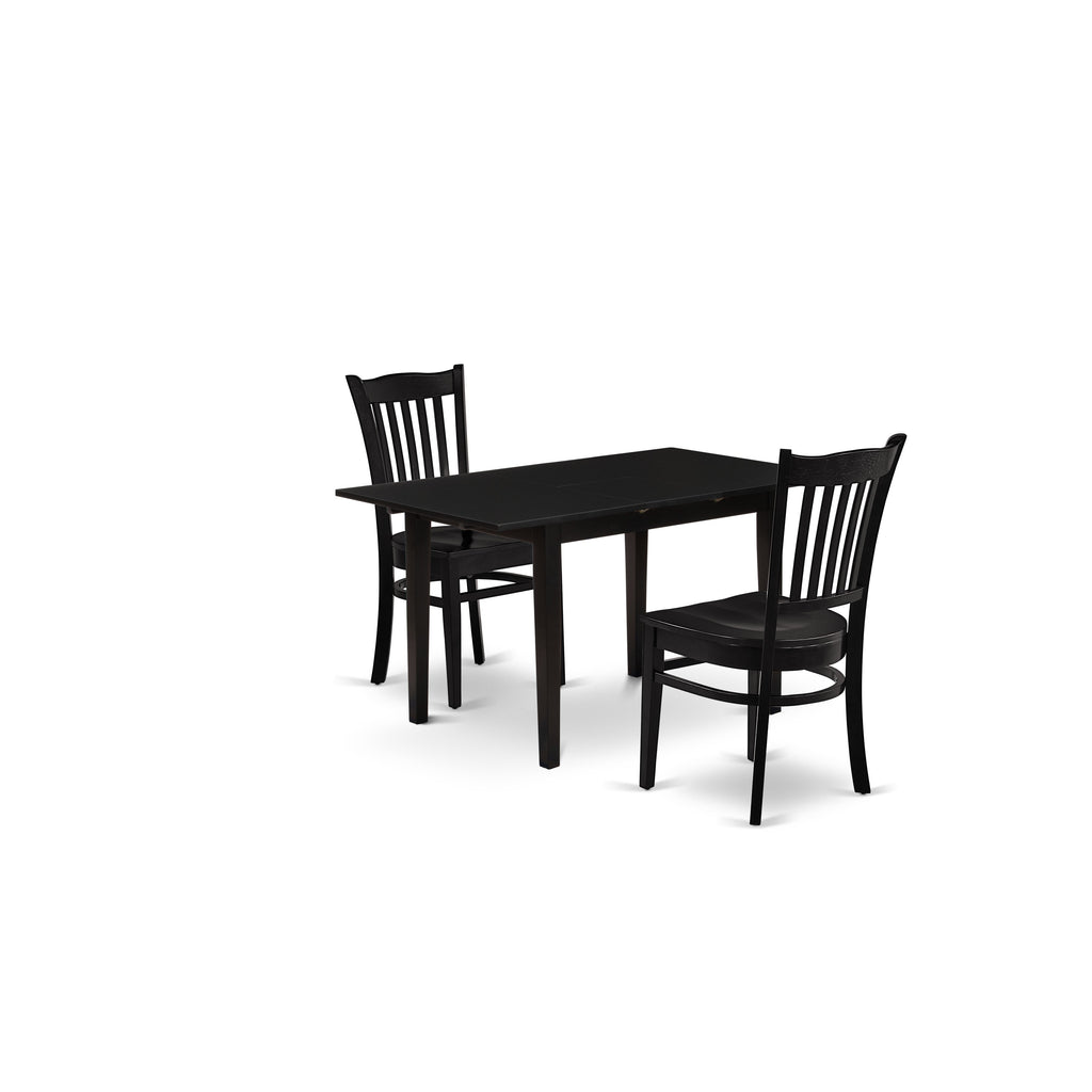 Juego de mesa de comedor de 3 piezas East West Furniture NOGR3-BLK-W para espacios pequeños. Contiene una mesa de comedor rectangular con hojas de mariposa y 2 sillas con asiento de madera.