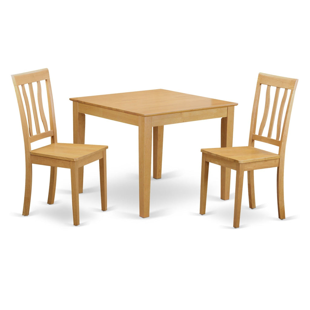 Juego de mesa de cocina de 3 piezas OXAN3-OAK-W de East West Furniture para espacios pequeños. Contiene una mesa de comedor cuadrada y 2 sillas de comedor.