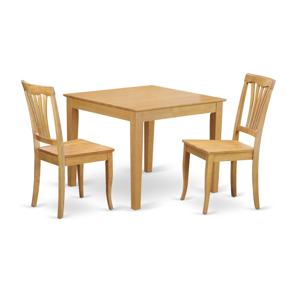 Juego de mesa y sillas de cocina de 3 piezas OXAV3-OAK-W de East West Furniture. Contiene una mesa de comedor cuadrada y 2 sillas de comedor.