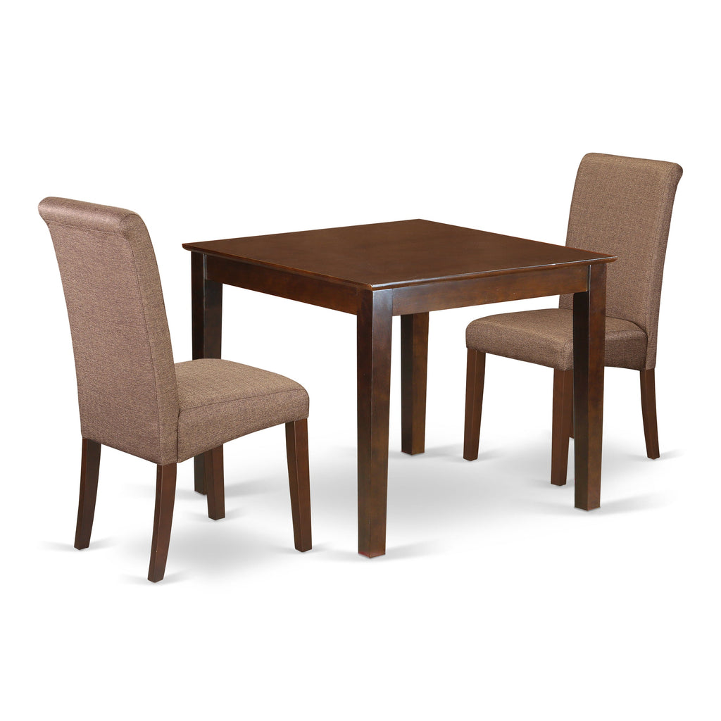 Juego de mesa de comedor de 3 piezas OXBA3-MAH-18 de East West Furniture. Contiene una mesa de comedor cuadrada y 2 sillas tapizadas en tela de lino marrón.