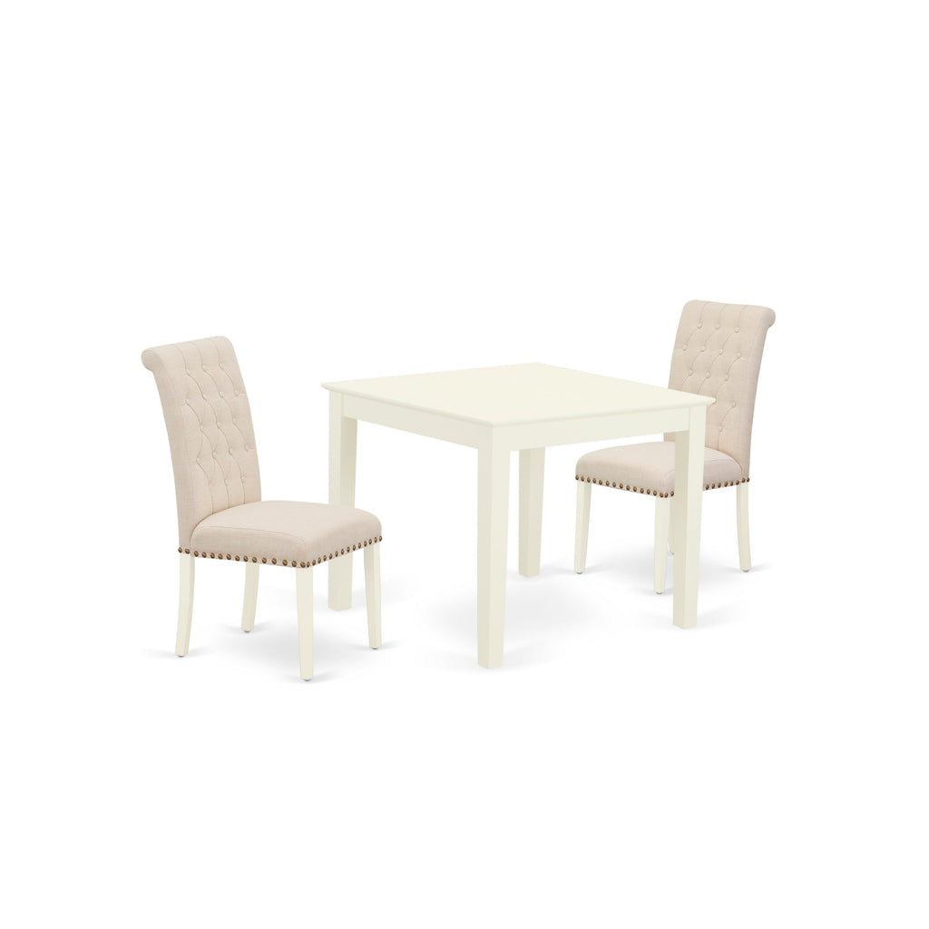 Juego de comedor de 3 piezas East West Furniture OXBR3-LWH-02. Incluye una mesa de comedor cuadrada y dos sillas Parsons de tela de lino beige claro.