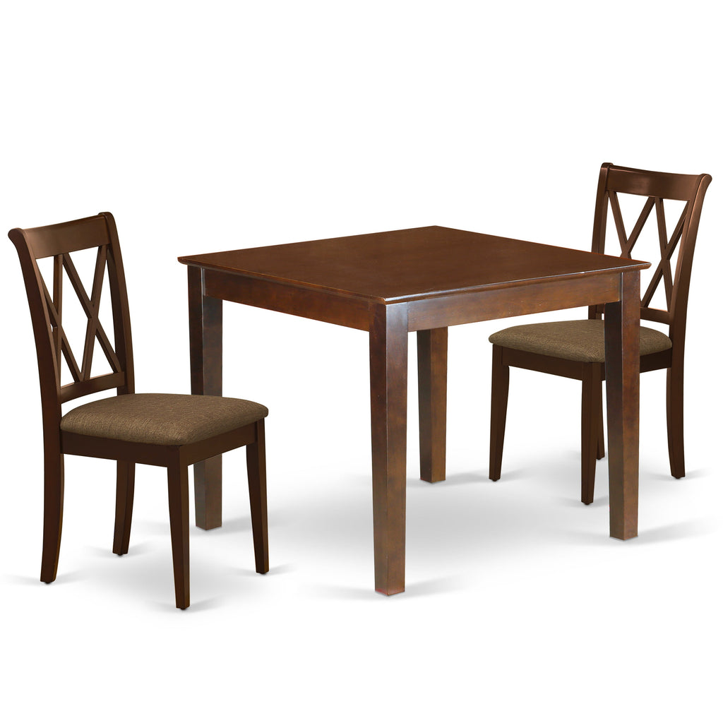 Juego de mesa y sillas de cocina de 3 piezas OXCL3-MAH-C de East West Furniture. Incluye una mesa de comedor cuadrada y dos sillas de comedor tapizadas en tela de lino.