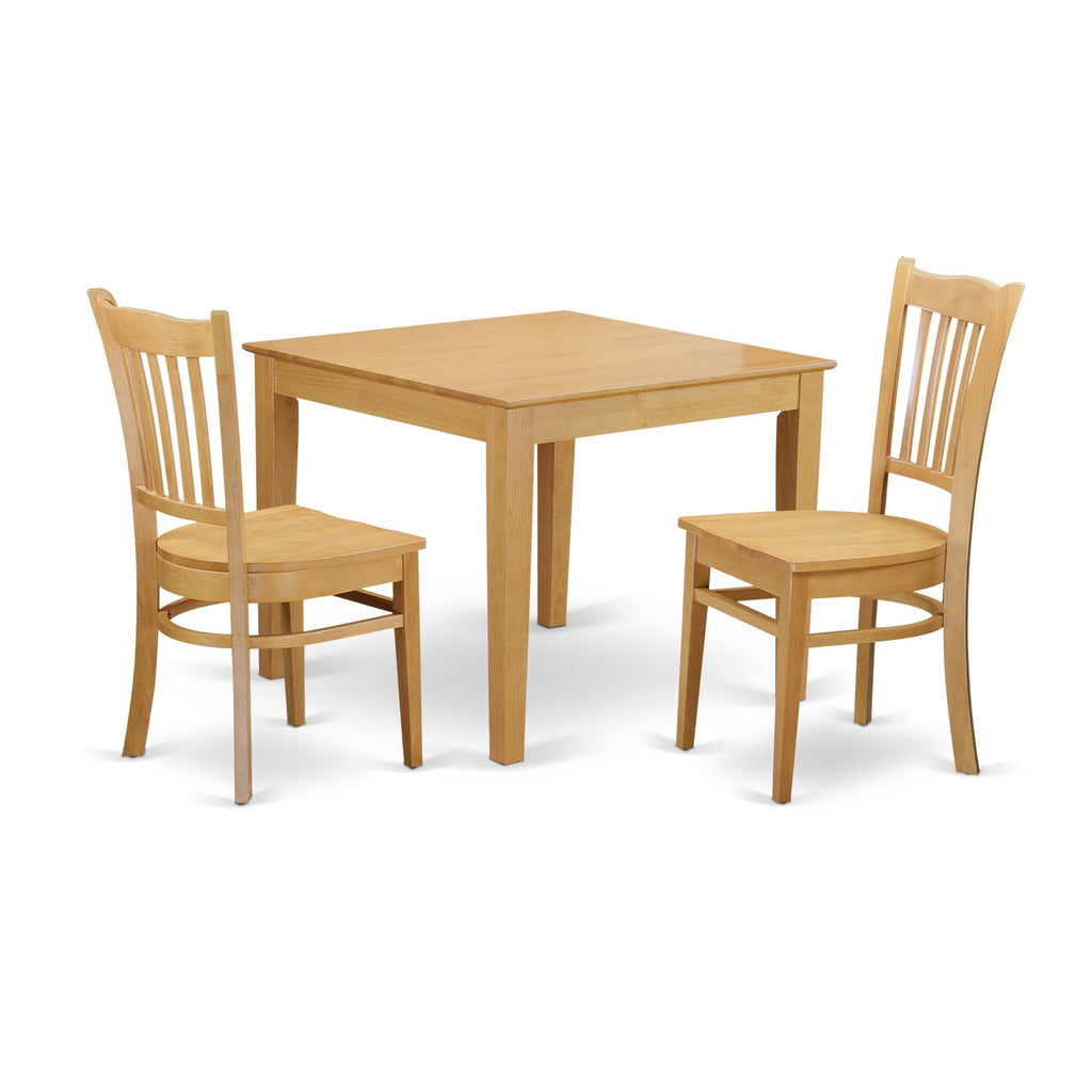 Juego de comedor de 3 piezas OXGR3-OAK-W de East West Furniture. Contiene una mesa de comedor cuadrada y 2 sillas de comedor de cocina.