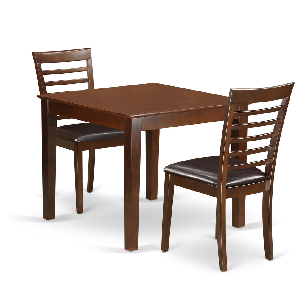Juego de mesa de comedor de 3 piezas East West Furniture OXML3-MAH-LC. Incluye una mesa de cocina cuadrada y dos sillas de comedor tapizadas en piel sintética.
