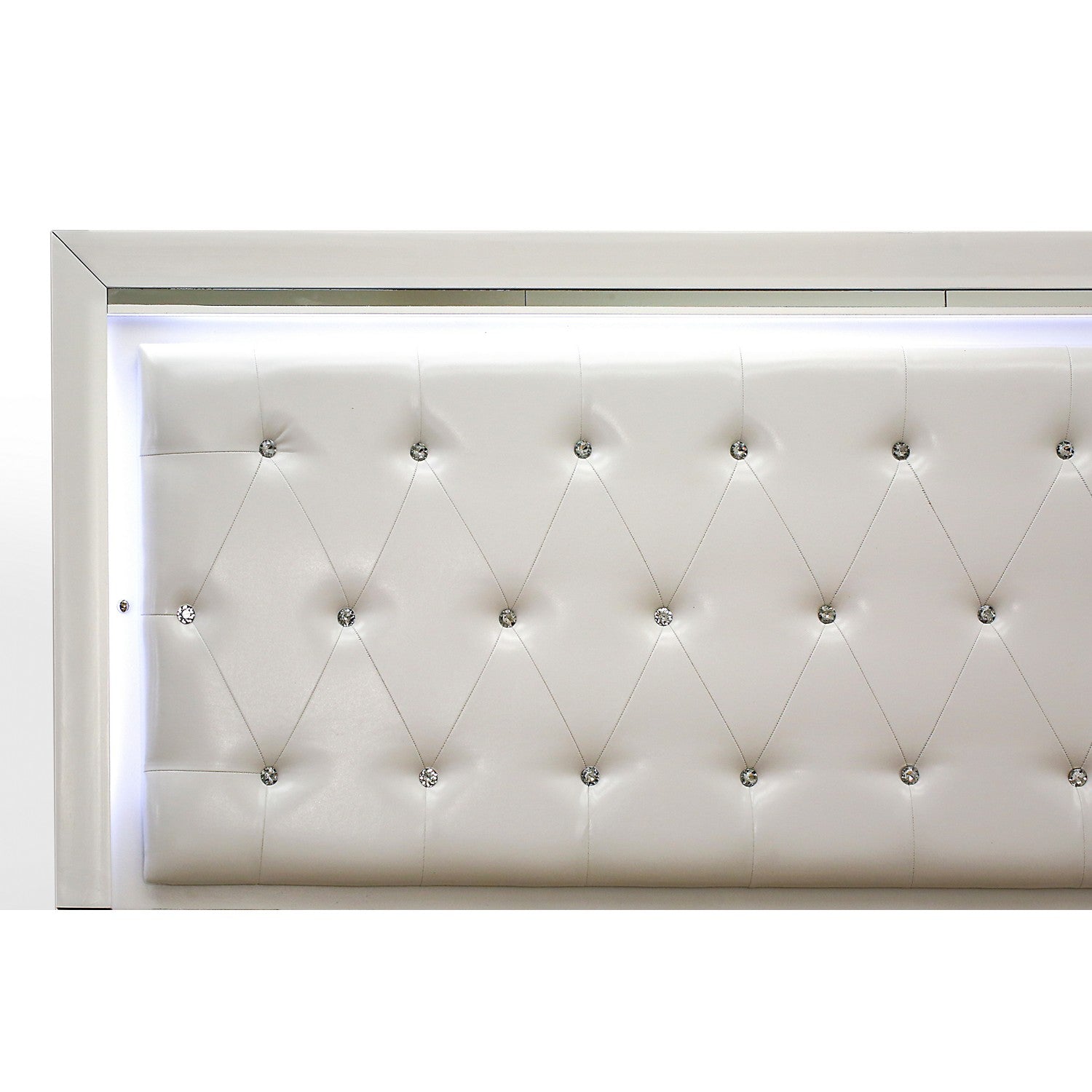 Juego de dormitorio Pandora de 3 piezas, tamaño Queen, con cama Queen, mesita de noche de mediados de siglo y cómoda con cajones, acabado blanco, PA05-Q1NC00 de East West Furniture