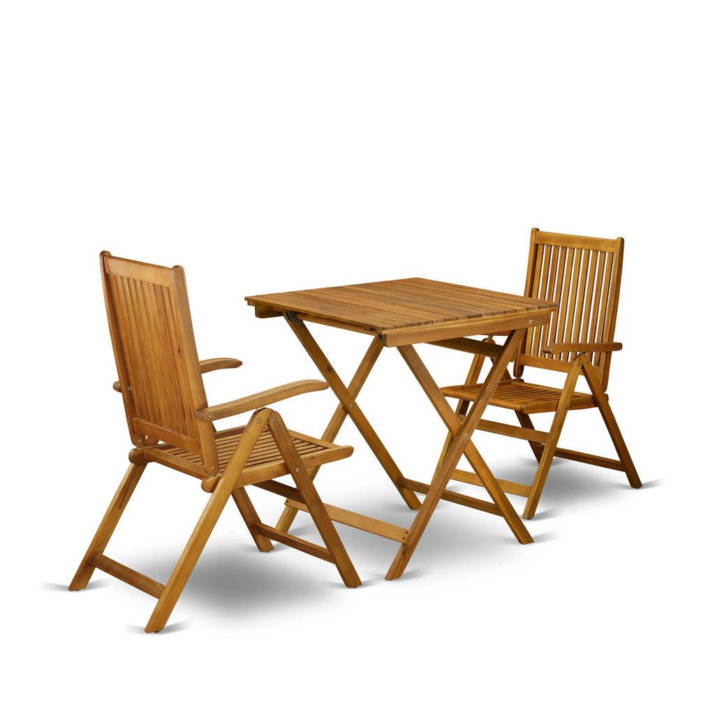 Juego de bistró de conversación para exteriores de 3 piezas SECN3C5NA de East West Furniture. Contiene una mesa de centro cuadrada de madera de acacia y 2 sillas plegables con brazos ajustables.