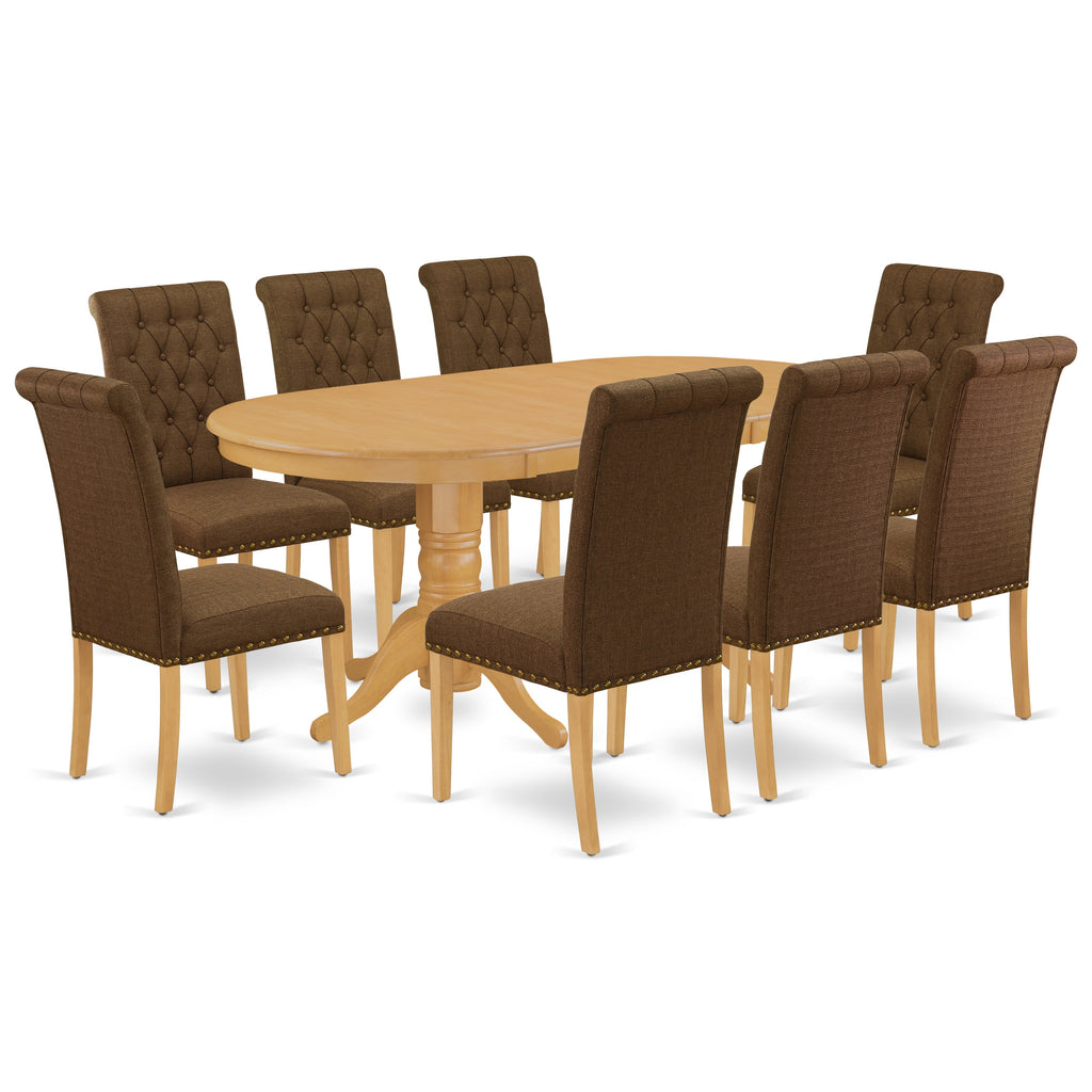 Juego de comedor East West Furniture VABR9-OAK-18 de 9 piezas. Incluye una mesa de cocina ovalada con hojas de mariposa y 8 sillas tapizadas en tela de lino marrón.